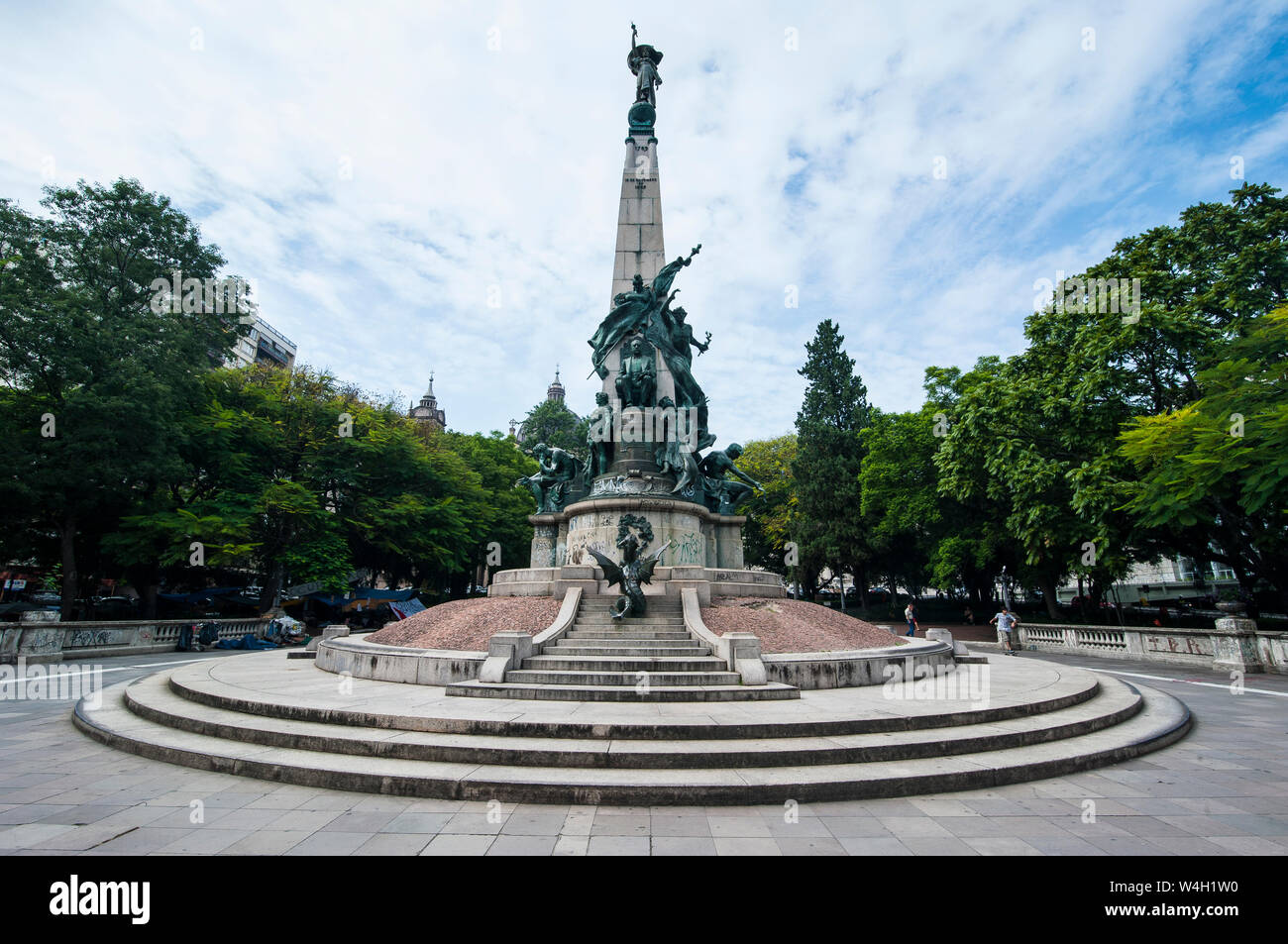 Estatua en la plaza ante la catedral católica en Porto Alegre, Rio Grande do Sul, Brasil Foto de stock