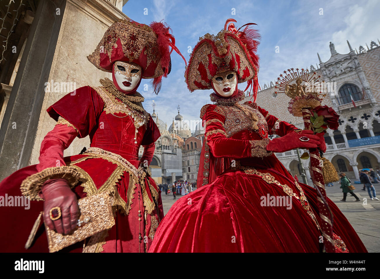 Vaca En marcha Brote Máscaras venecianas en trajes rojos en Venecia, Italia Fotografía de stock  - Alamy