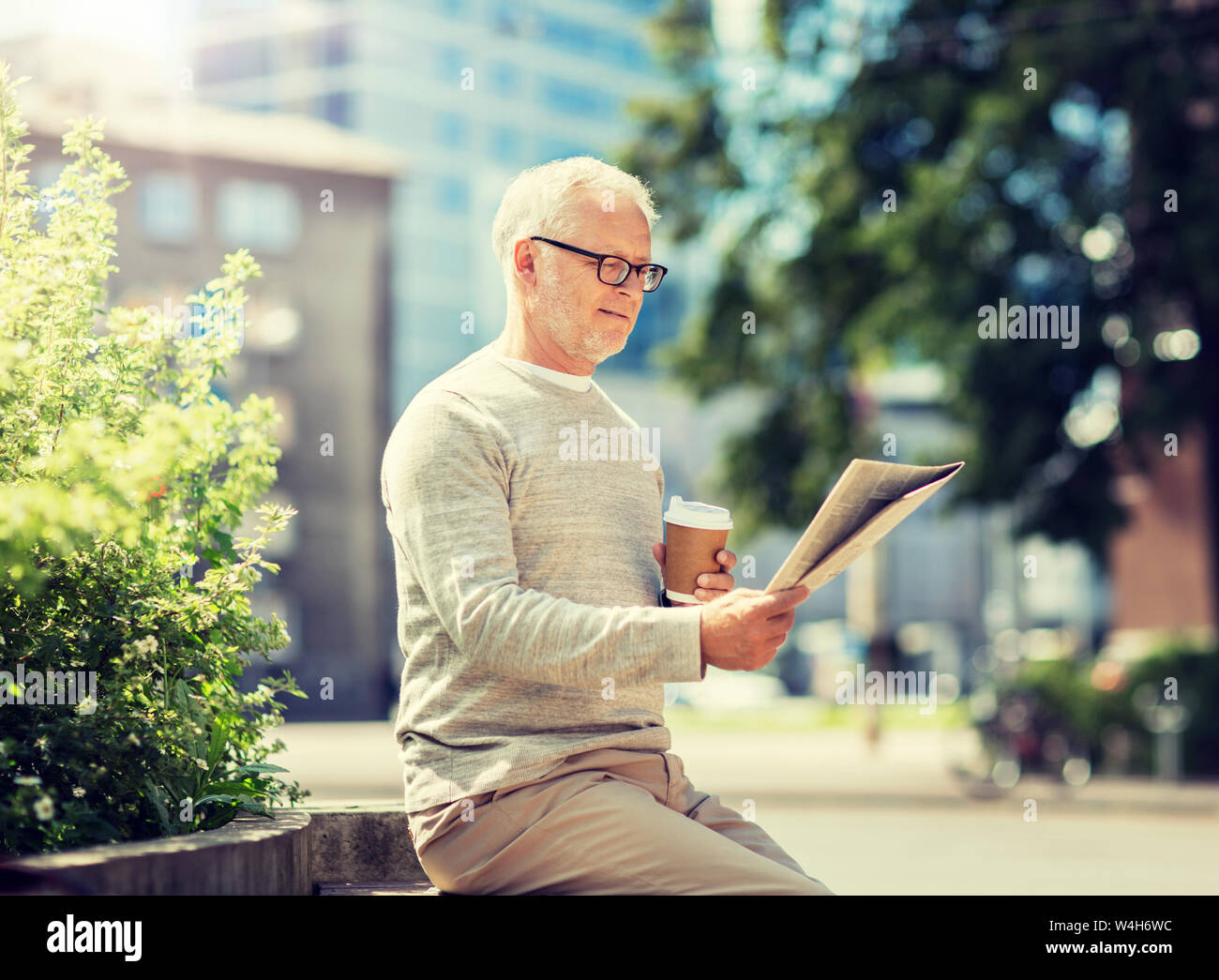 Altos hombre leyendo el periódico y bebiendo café Foto de stock