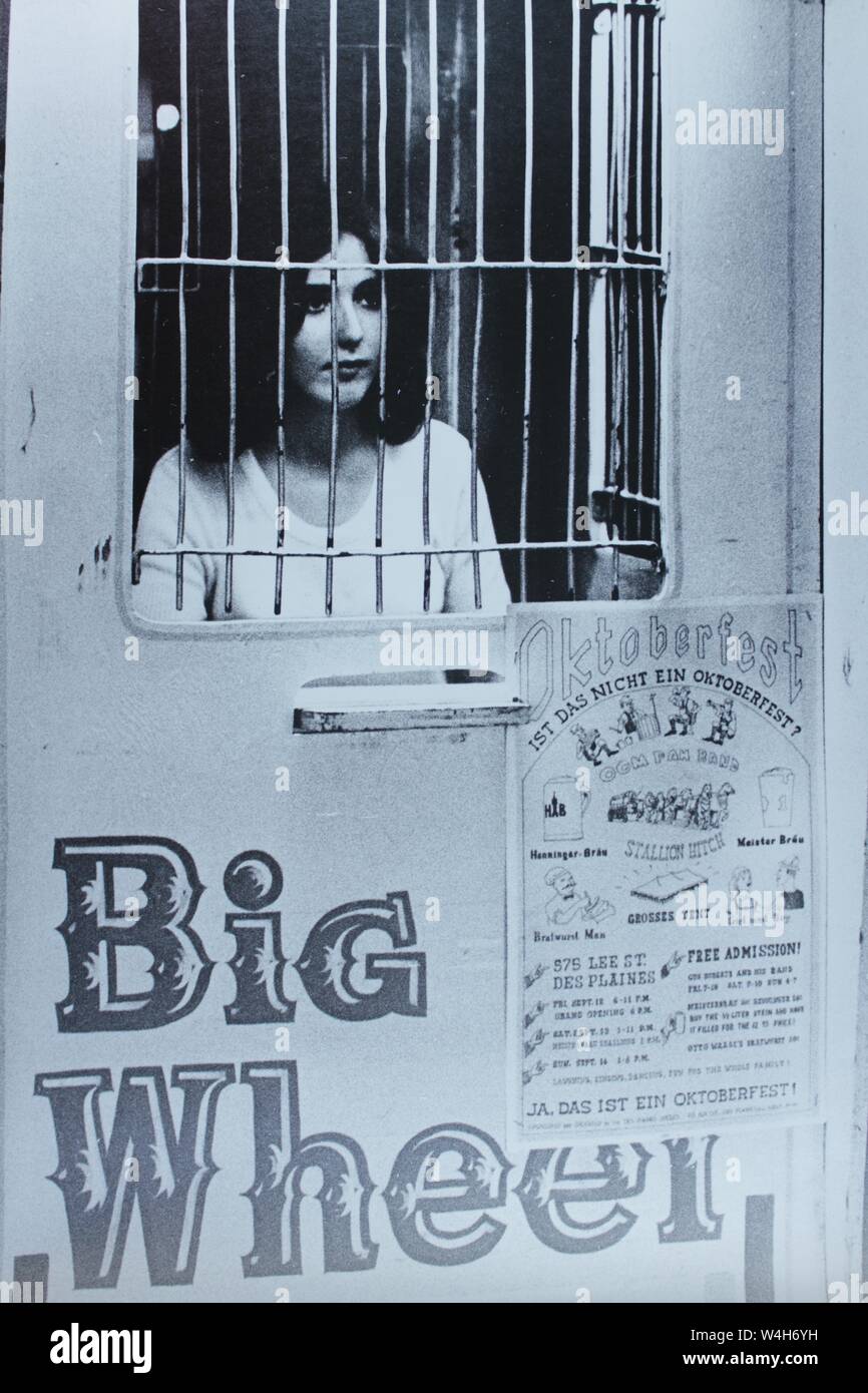 Fino arte fotografía en blanco y negro de una mujer carnival ride trabajador desde los 1970s, carny. Foto de stock