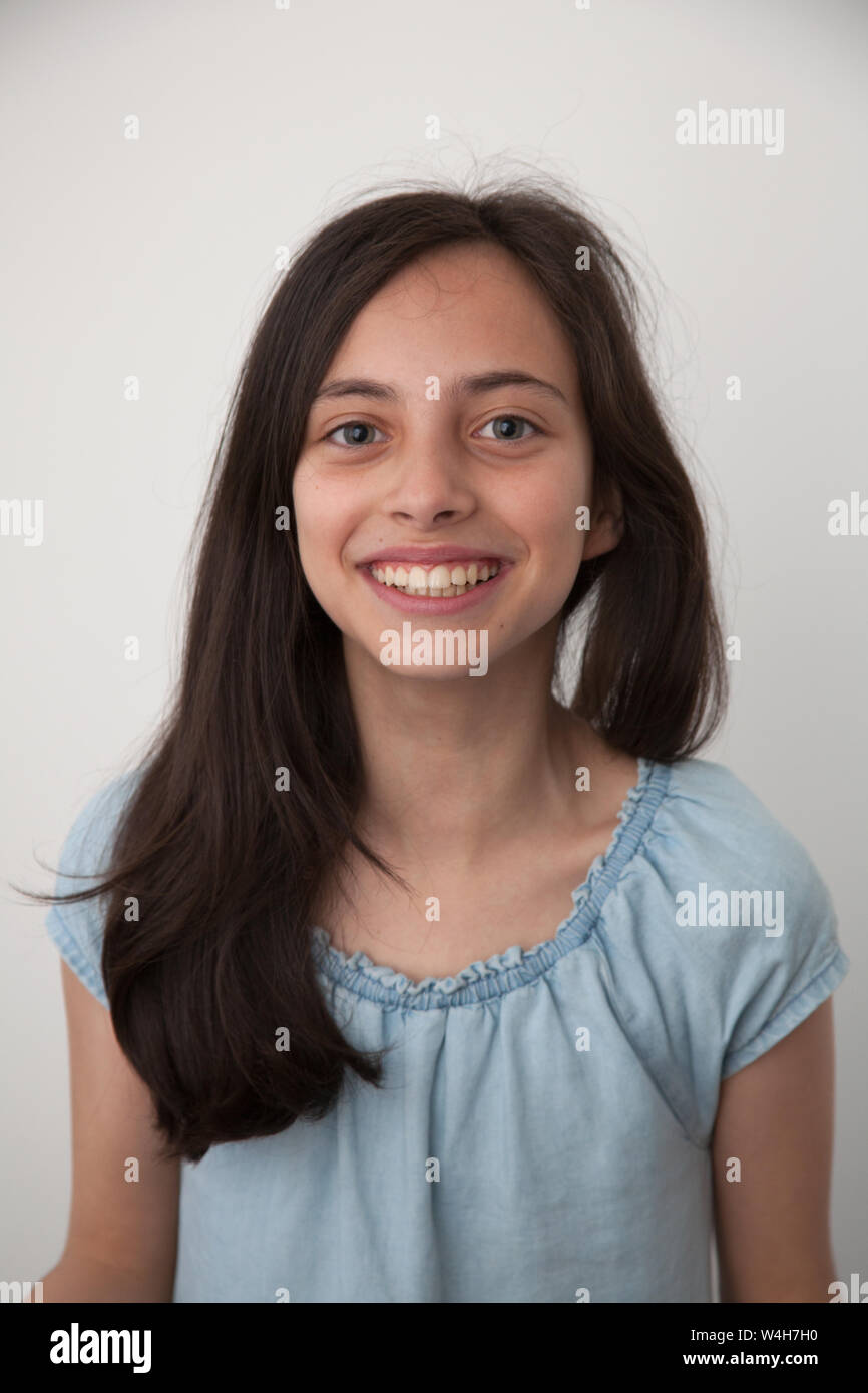 Un retrato de una hermosa niña de 10 años. Foto de stock