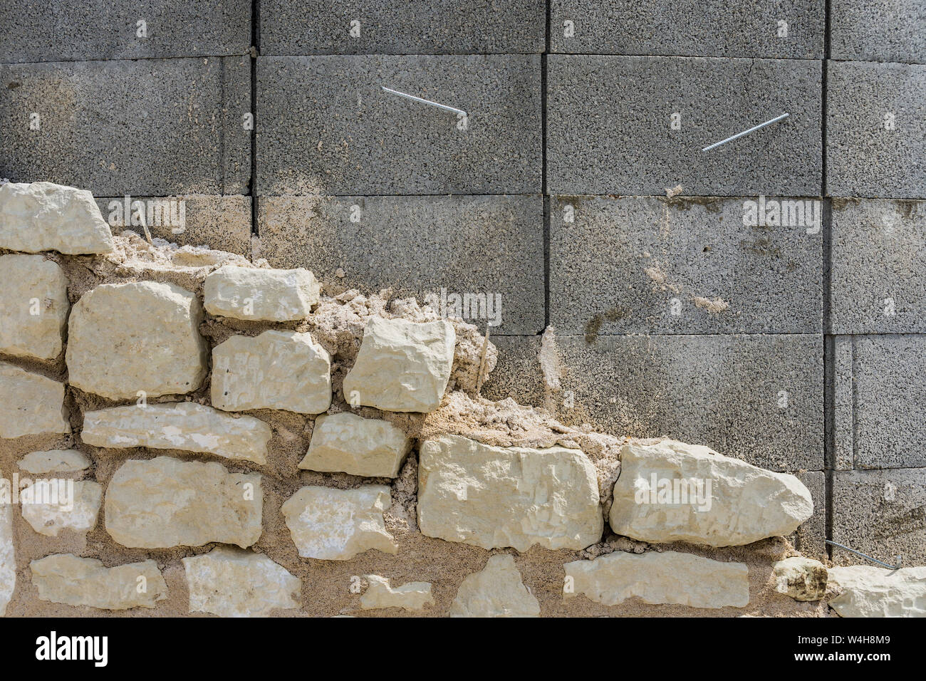 Random piedra enfrentando a brisa pared de bloque. Foto de stock