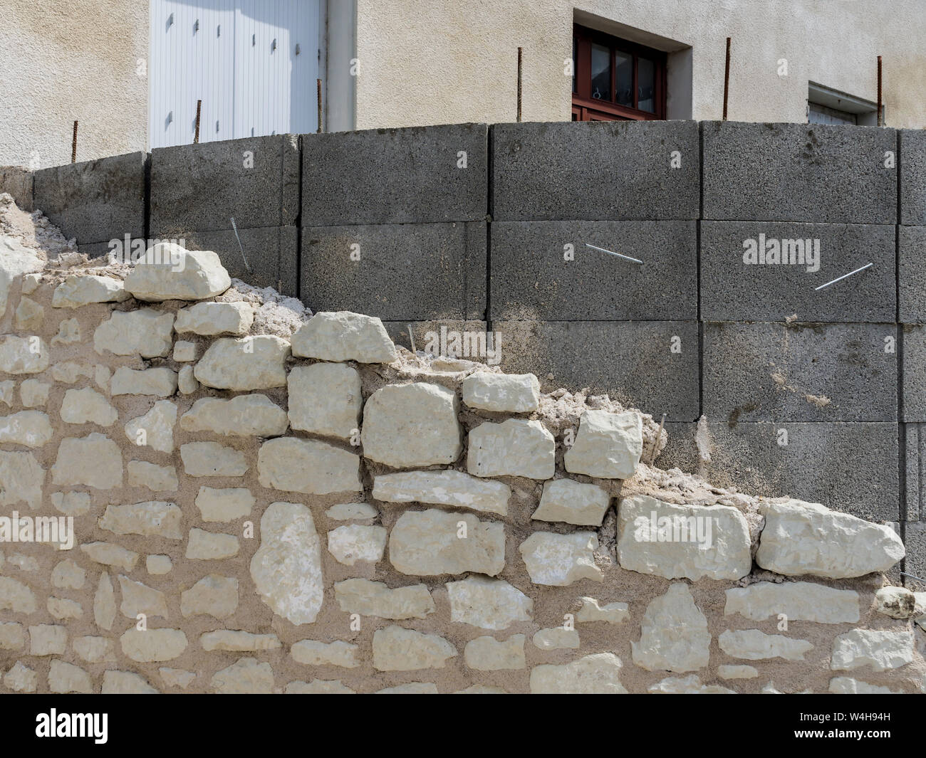 Random piedra enfrentando a brisa pared de bloque. Foto de stock