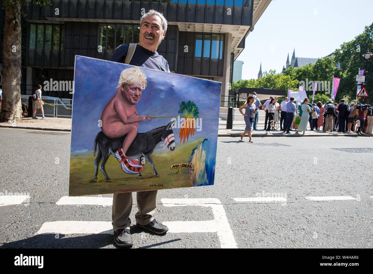 Londres, Reino Unido. El 23 de julio, 2019. Artista político Kaya Mar muestra su pintura representando a Boris Johnson en frente de activistas por un voto popular protestando fuera del centro de la Reina Isabel II antes del anuncio dentro del predio que Boris Johnson había sido elegido como líder del Partido Conservador y sustituiría Teresa mayo como Primer Ministro. Crédito: Mark Kerrison/Alamy Live News Foto de stock