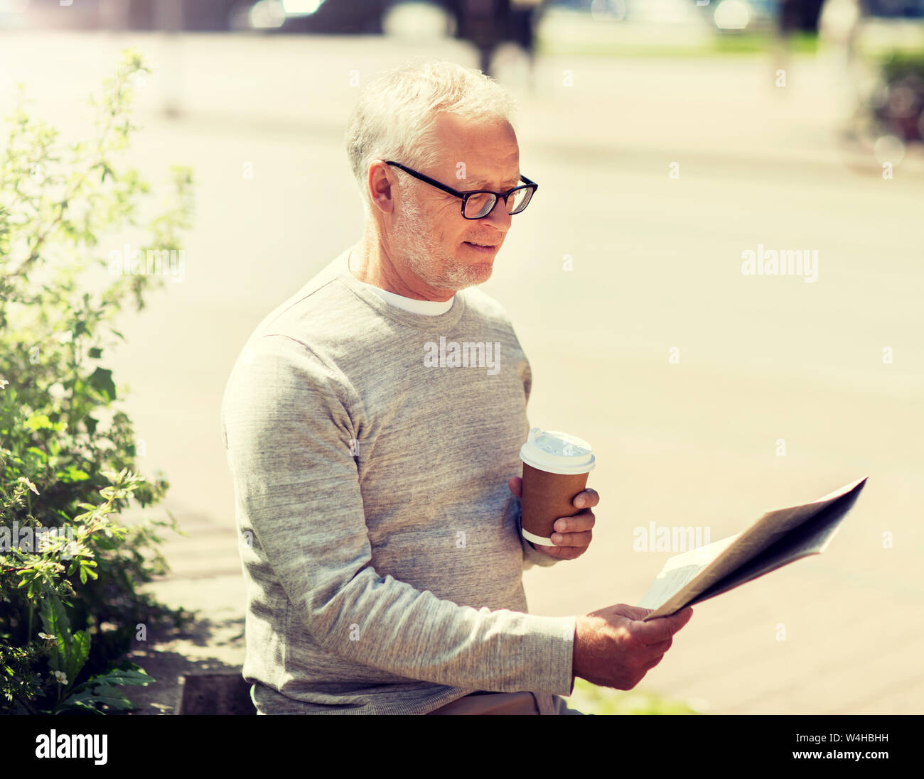 Altos hombre leyendo el periódico y bebiendo café Foto de stock