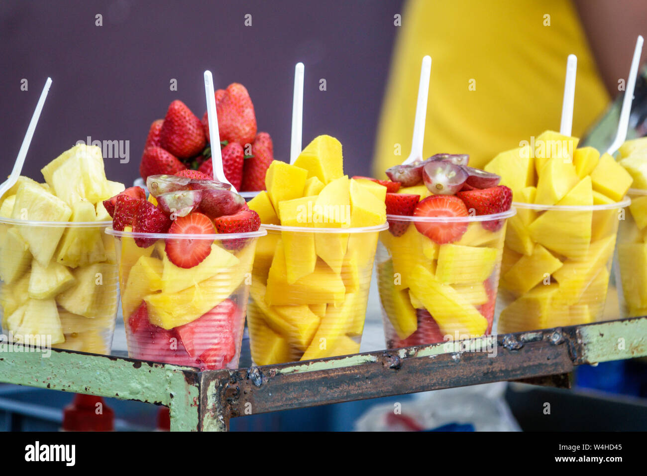 Colombia Cartagena Old amurallada Centro de la Ciudad de la calle vendedor de alimentos tazas de fruta mango fresa piña tazas de plástico mostrar productos de venta p Foto de stock