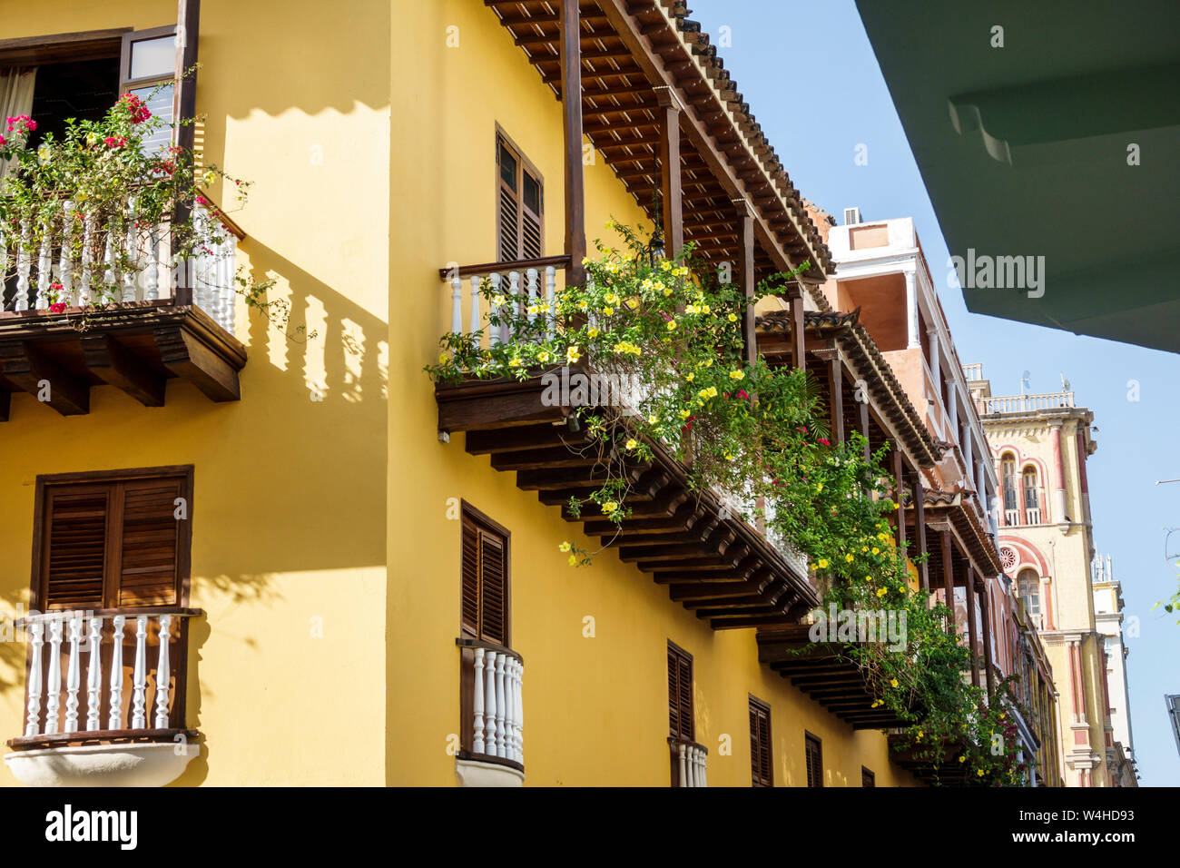 Colombia Cartagena Centro de la Ciudad amurallada Vieja, centro histórico de arquitectura colonial casas exterior balcón madera husillo barandilla restaurado residente Foto de stock