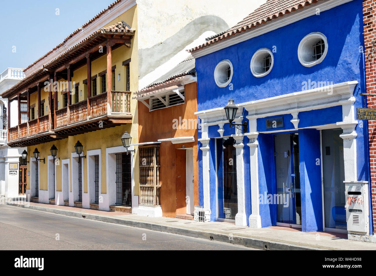 Colombia Cartagena Centro de la Ciudad amurallado Antiguo arquitectura colonial restaurada casas redecoradas fachada colores vivos balcones de madera residen Foto de stock