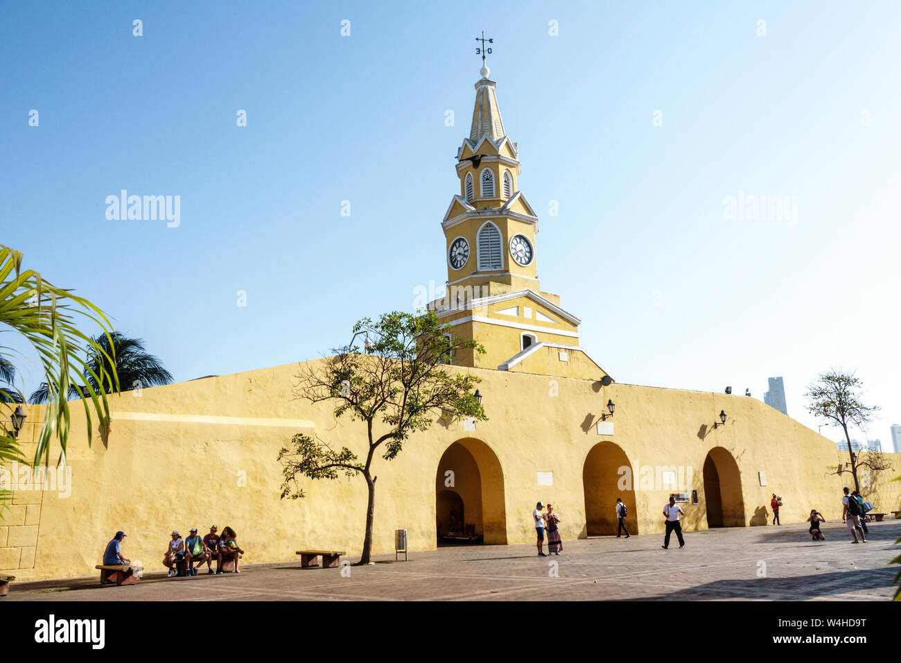 Colombia Cartagena Centro histórico de la Ciudad amurallada Puerta del Reloj puerta principal de la ciudad reloj torre campanario plaza pública de turismo visitantes Foto de stock