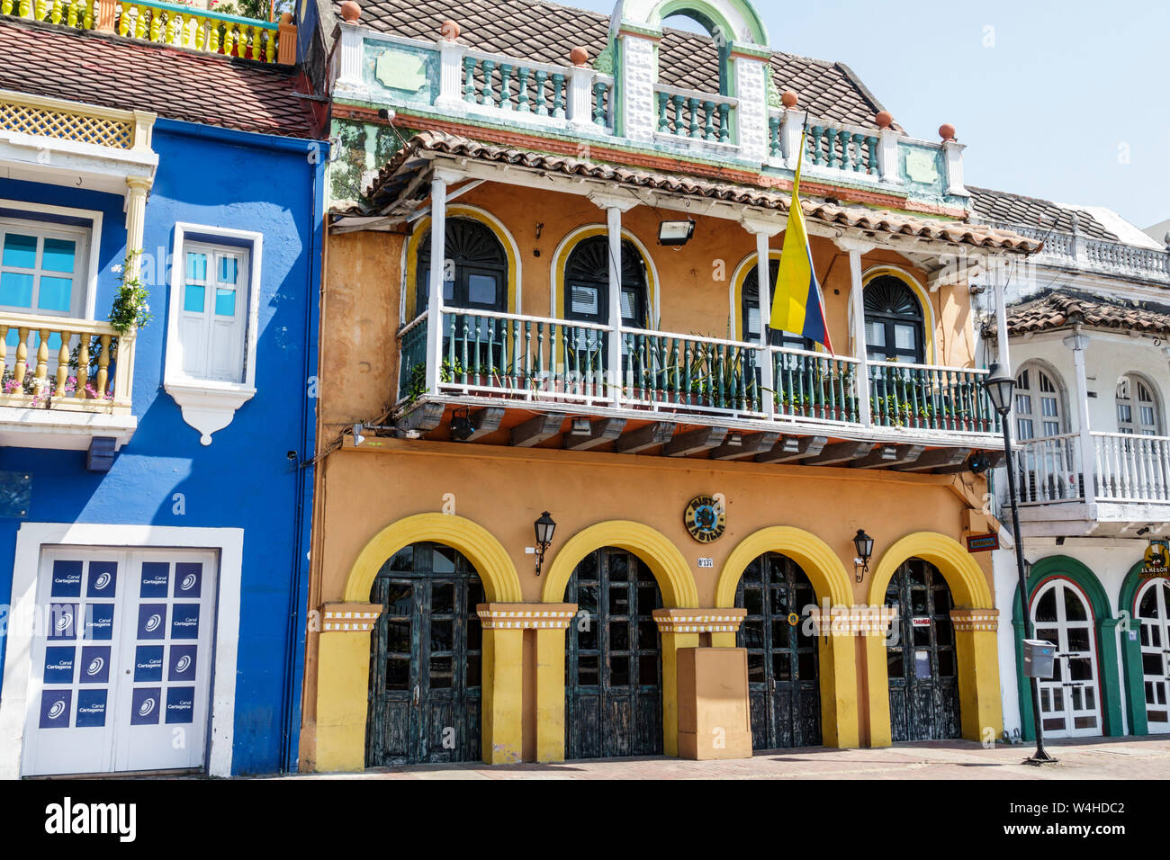 Colombia Cartagena Centro de la Ciudad amurallado Antiguo arquitectura colonial restaurada casas redecoradas fachada colores brillantes balcones de madera arcos Foto de stock