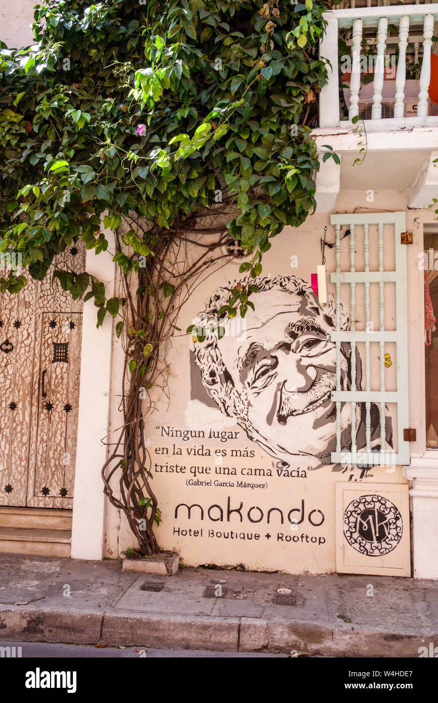 Colombia Cartagena Centro de la Ciudad amurallada Viejo Centro histórico Makondo Hotel Boutique exterior Gabriel García Márquez cita mural visita turística vis Foto de stock