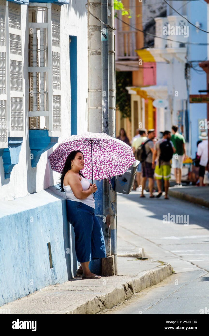 Colombia Cartagena Centro de la Ciudad de las amuralladas del casco histórico barrio colonial adultos mujer mujer mujer mujer mujer mujer de pie sosteniendo paraguas s Foto de stock