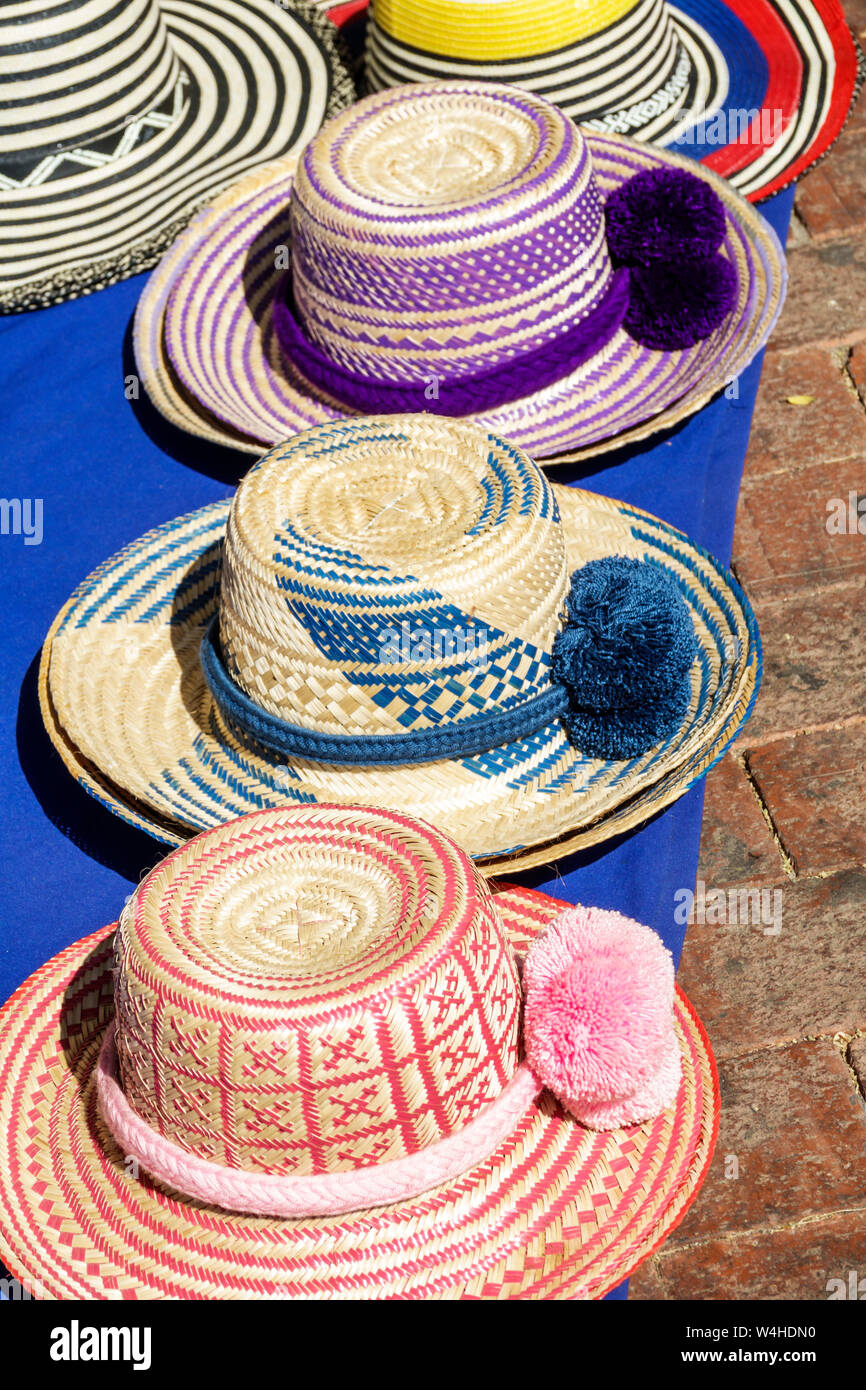 Colombia Cartagena Old amurallada Centro de la ciudad centro calle de venta venta sombreros de paja tejidos típicos pomps recuerdos visitas turísticas tr Foto de stock