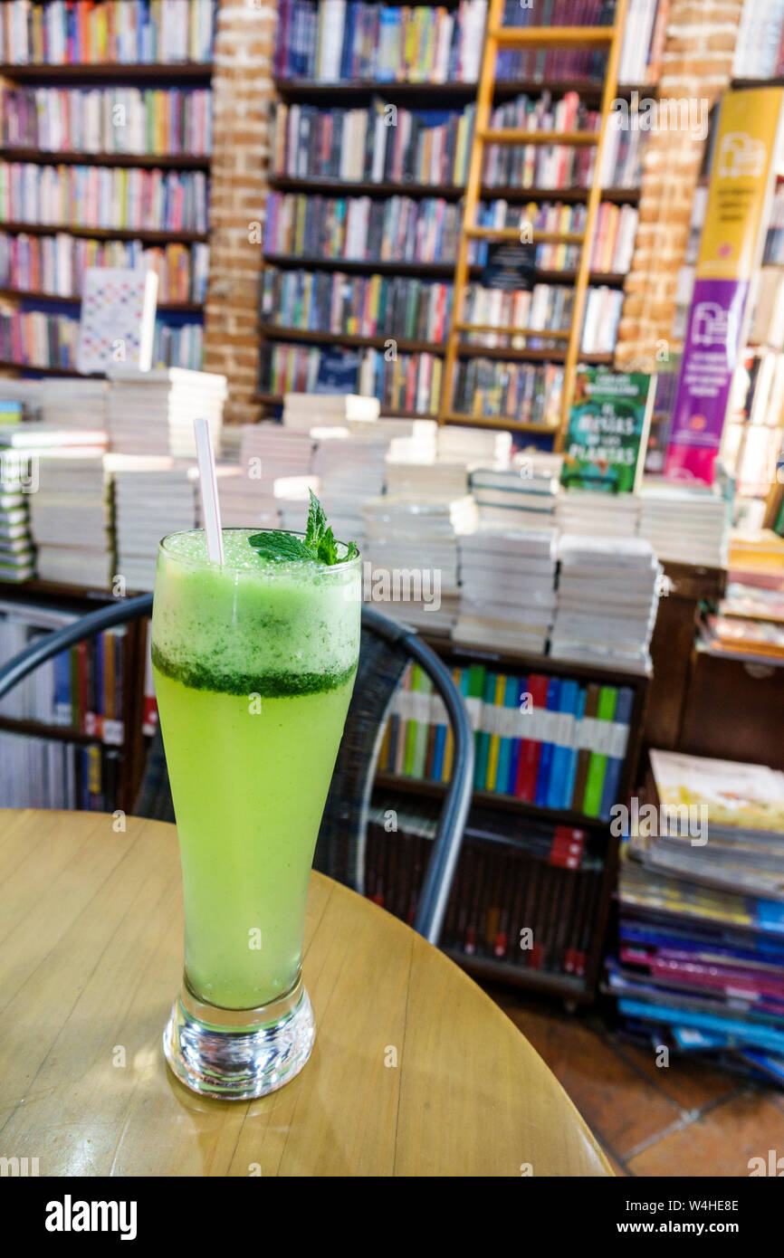 Colombia Cartagena Centro de la Ciudad amurallada Centro Abaco Libros Y Cafe Abacus librería interior librería bebidas limonada de menta Foto de stock