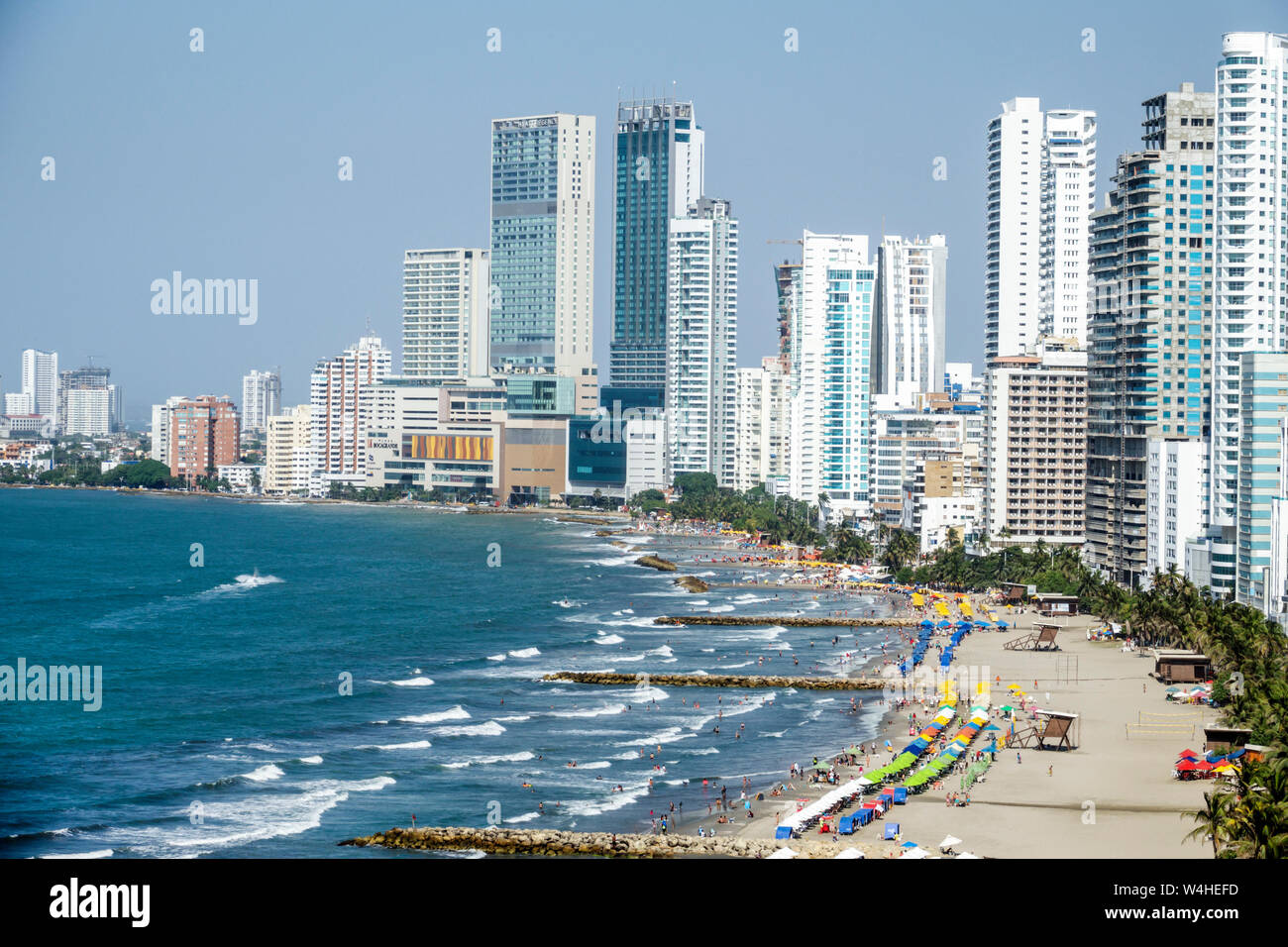 Colombia Cartagena Bocagrande Mar Caribe playa pública costa ciudad horizonte paisaje urbano rascacielos frente al mar de altura se eleva rascacielos sk Foto de stock