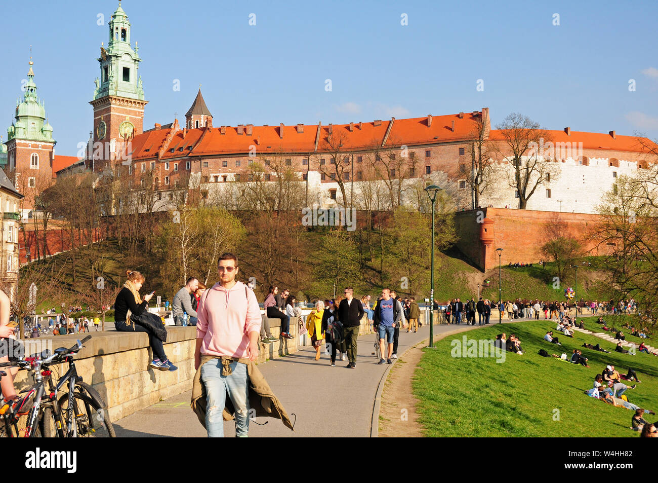 El domingo por la tarde libre. A comienzos de la primavera. Por el Castillo Real de Wawel, y a orillas del río Vístula, Cracovia, Pequeña Polonia. Foto de stock