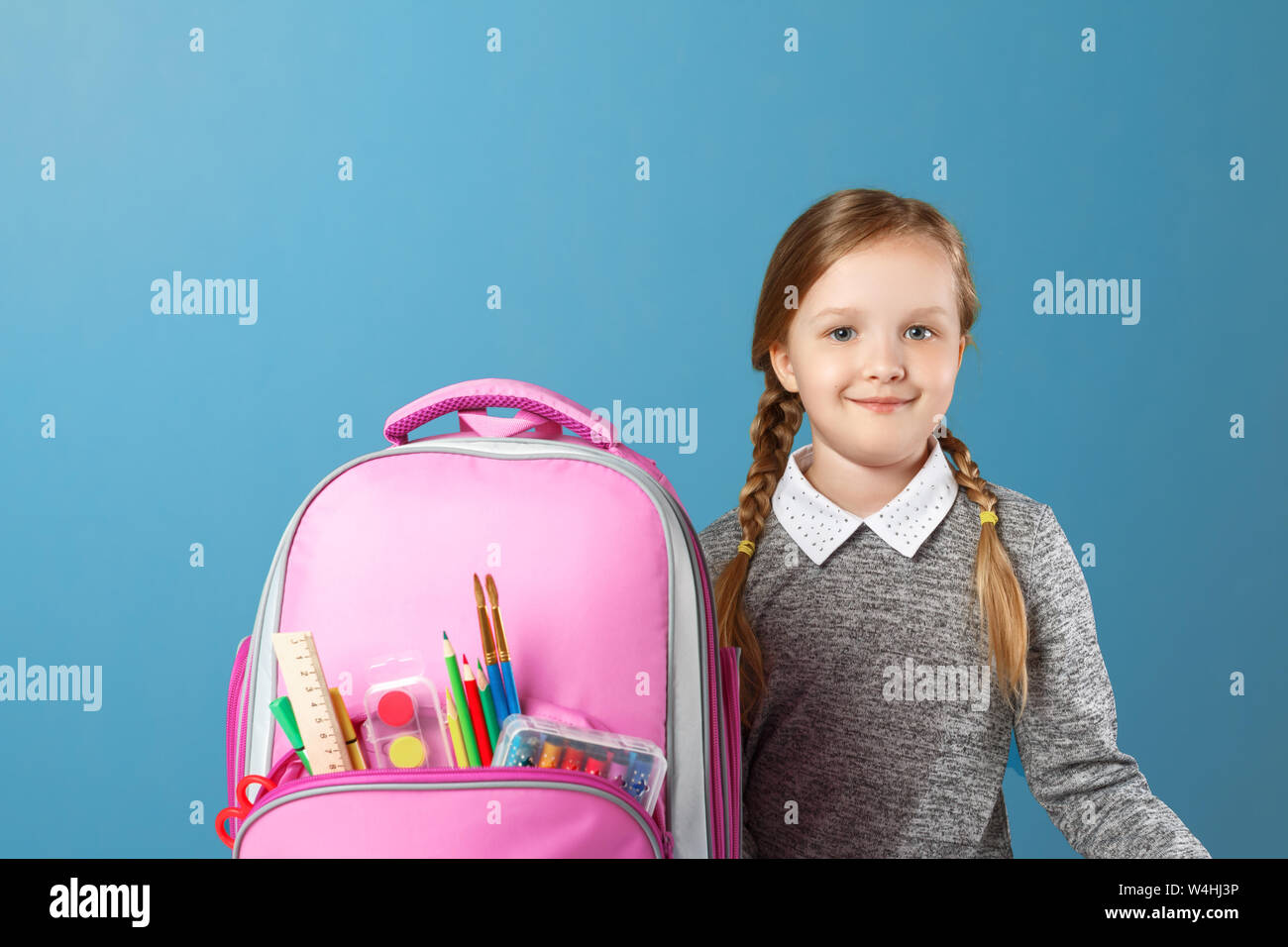 El niño mochila fotografías e imágenes de alta resolución - Alamy