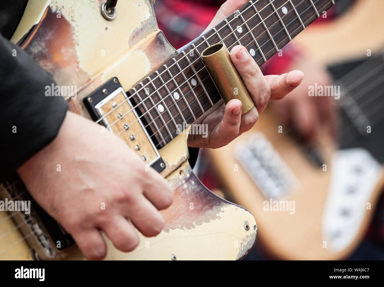 Playing slide guitar fotografías e imágenes de alta resolución - Alamy