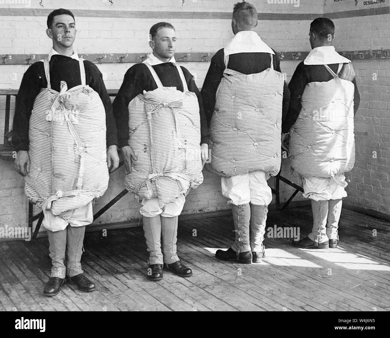 Los reclutas con sus colchones atados a ellos para servir como salvavidas, EE.UU. Foto de stock