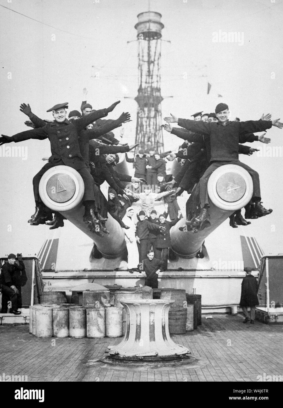 Los marineros del USS Texas divertirse sentados en los cañones Foto de stock
