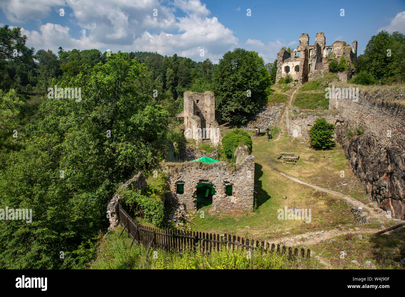 Divci Kamen, Trisov, República Checa, Vista de niñas rock a la ruina, la ruina del castillo en Bohemia del sur, cerca de la ciudad de Cesky Krumlov Foto de stock