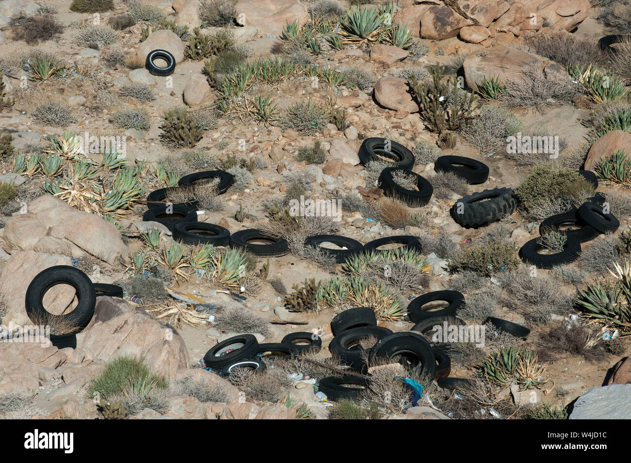 Baja California, México: La Rumorosa, neumático de volcado. Foto de stock