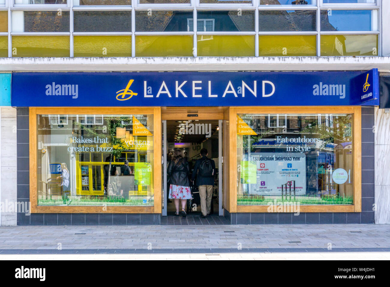 Una rama de Lakeland menaje tienda en Bromley Market Square, Londres del sur. Foto de stock
