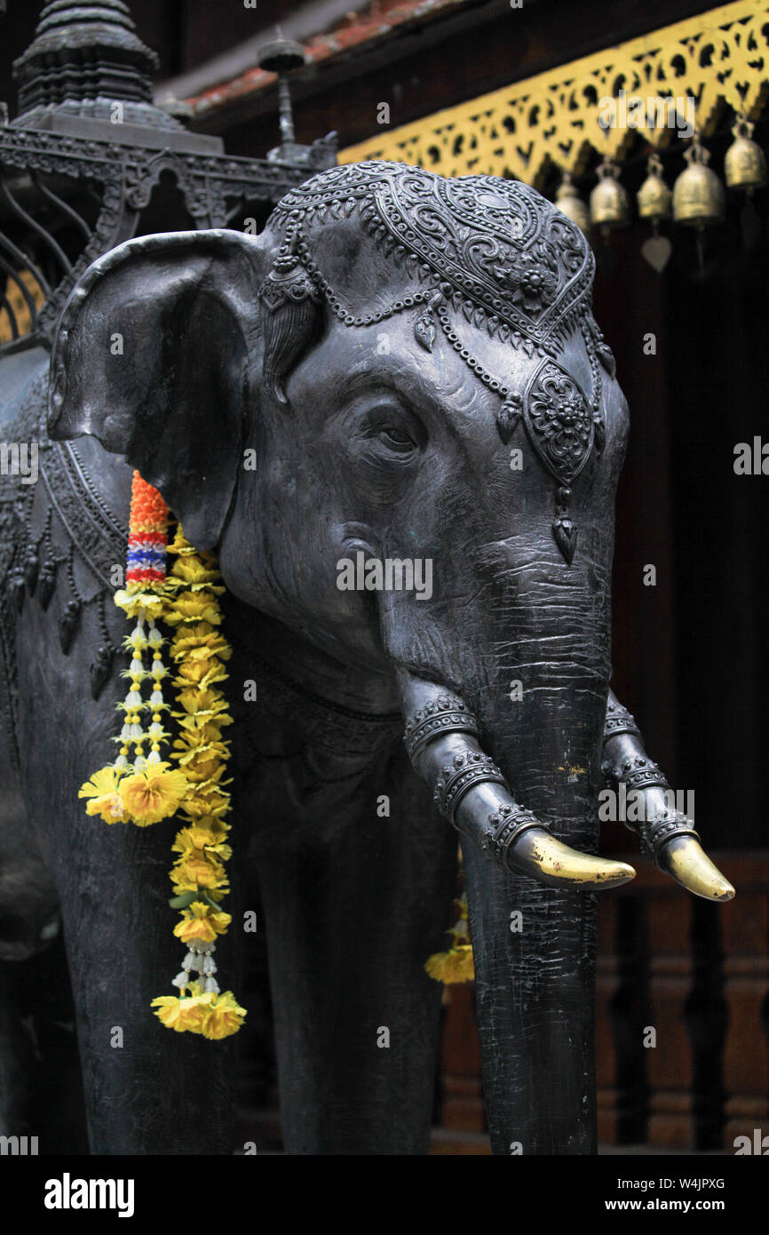 Tamaño de la vida del elefante asiático estatua de Wat Phra That Doi Suthep  cerca de Chiang Mai, Tailandia Fotografía de stock - Alamy