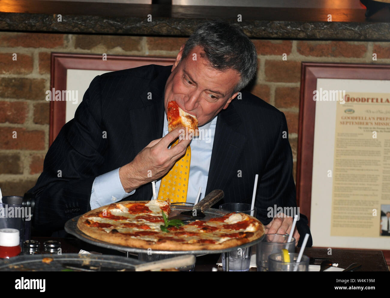 STATEN Island, NY - 10 de enero: Como una pizza, fue colocada en la parte  frontal del nuevo alcalde, hizo una fatídica mover: cogió un tenedor y  cuchillo. El alcalde de la