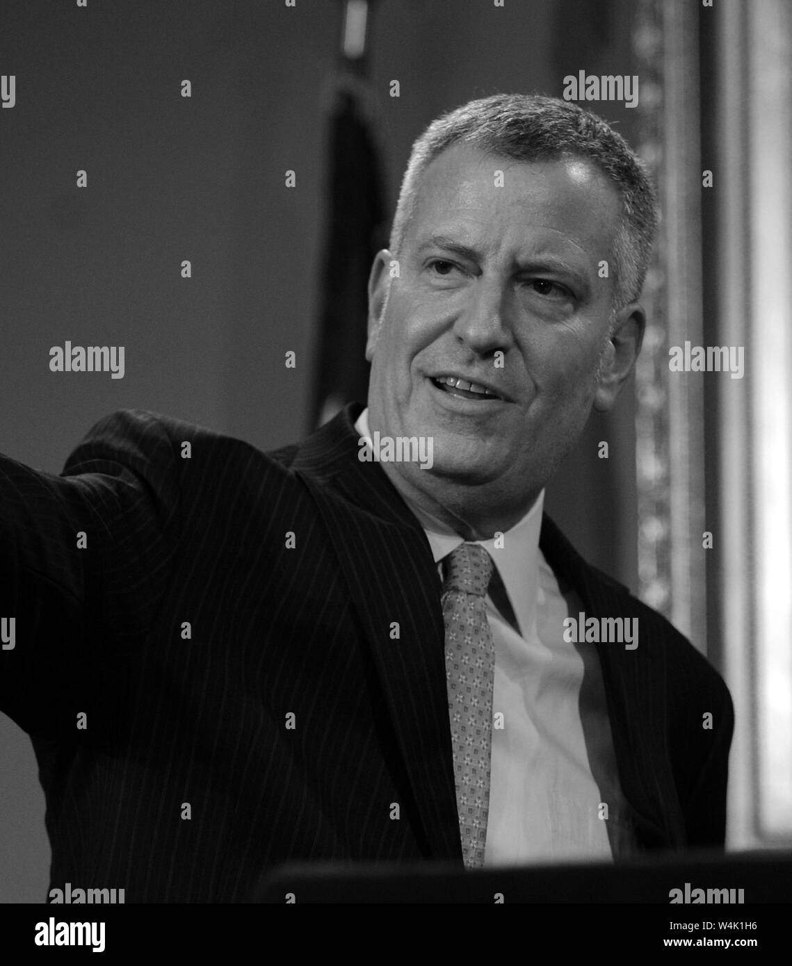 NEW YORK, NY - 12 de enero: conferencia de prensa sobre seguridad pública con el Alcalde de Nueva York, Bill de Blasio, Jefe Administrativo el Juez Lawrence marcas y otros funcionarios encargados de hacer cumplir la ley, abogados y funcionarios electos, funcionarios de la ciudad, en un esfuerzo para reducir la violencia armada, reveló el martes sus planes para desplegar más de 200 detectives, gastan millones de dólares para expertos en ADN y creó tribunales especiales para tratar casos de armas de fuego. La nueva iniciativa del delito, denominado "Proyecto Fast Track," incluirá una nueva pistola NYPD violencia represión división con órdenes de ramp up esfuerzos contra las bandas armadas y las armas tr Foto de stock