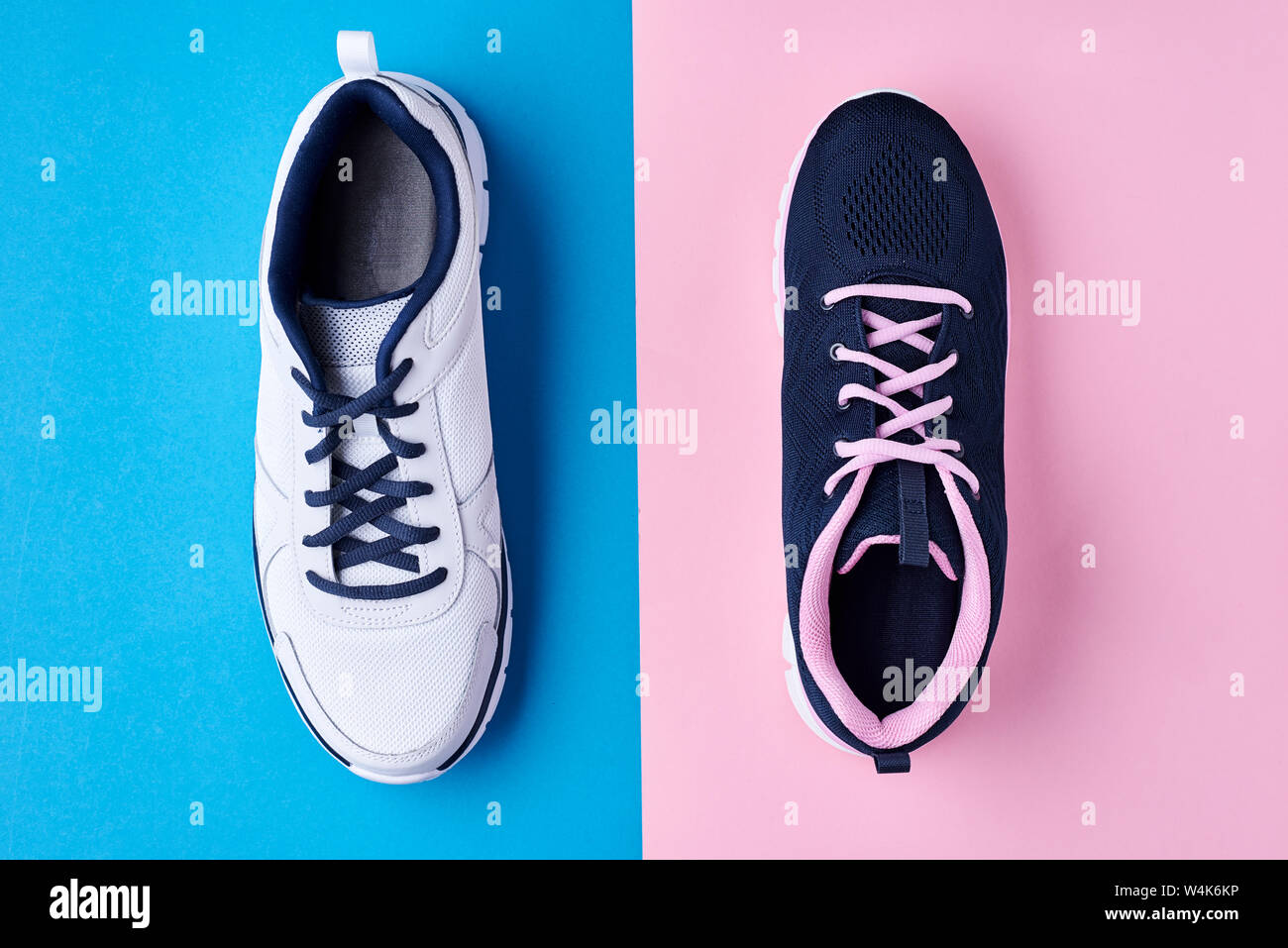 Zapatos deportivos masculinos y femeninos sobre fondo azul y rosa pastel,  vista superior. Estilo de moda mínima Fotografía de stock - Alamy