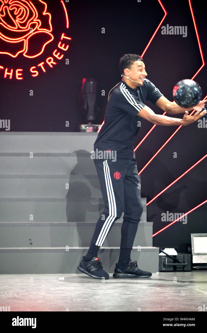 Jesse Lingard del Manchester United F.C. de la Premier League asiste a un  acto promocional de adidas durante 2019 la pre-temporada turística en  Shanghai, China, 23 de julio de 2019 Fotografía de