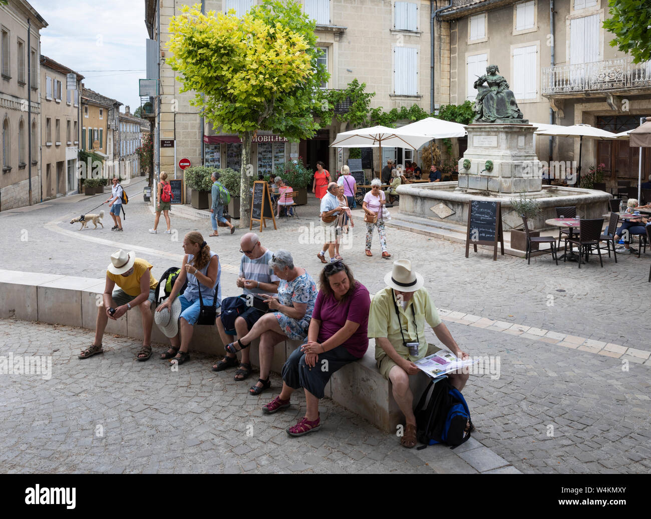 Los turistas descansando en el lugar Sévigné, Grignan, departamento de Drome, Auvergne-Rhone-Alpes Provence, Francia, Europa Foto de stock