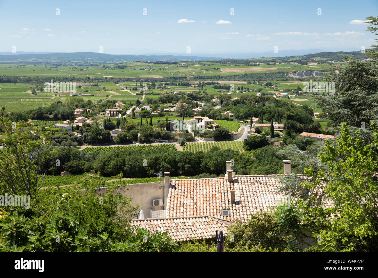 Vista sobre el paisaje vitivinícola y aldea, Seguret, Provence-Alpes-Côte d'Azur, Francia, Europa Foto de stock
