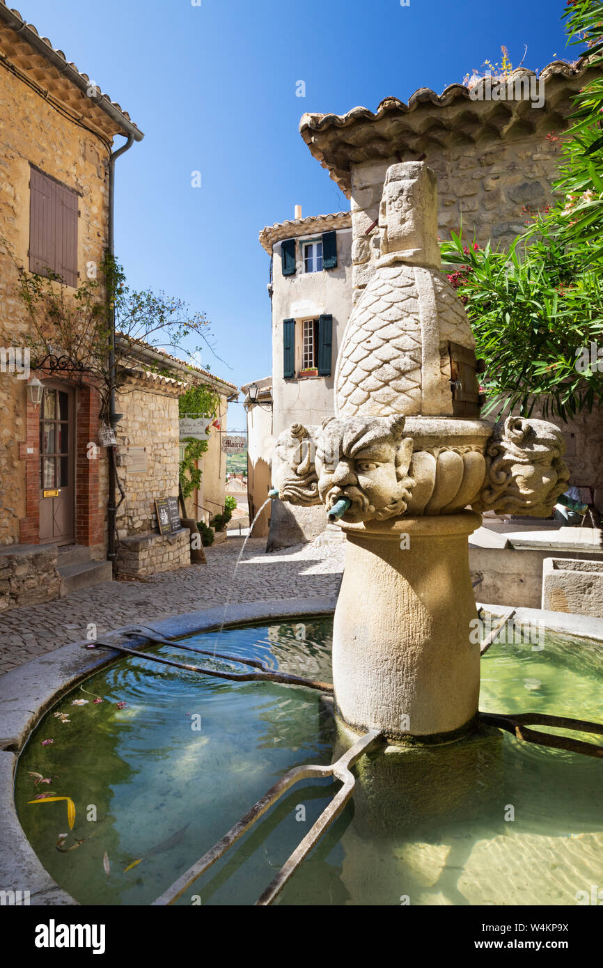 Fontaine des Mascarons de Séguret y plaza, Seguret, departamento de Vaucluse, Provence-Alpes-Côte d'Azur, Francia, Europa Foto de stock