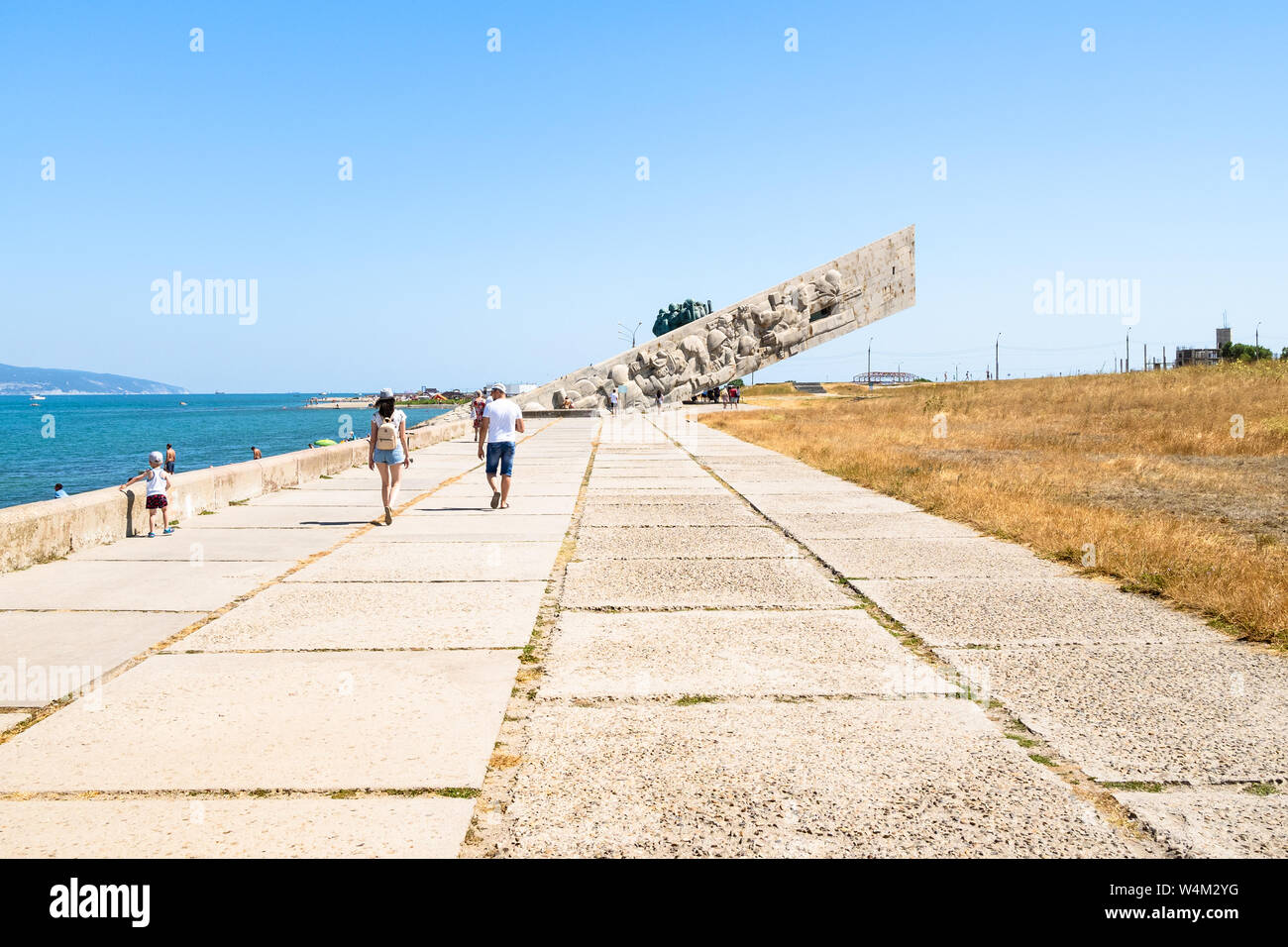 Novorossisk, Rusia - Julio 7, 2019: paseo turístico al Monumento Conmemorativo de la Segunda Guerra Mundial Malaya Zemlya en Tsemes Sudzhukskaya Kosa playa de bahía del Mar Negro Foto de stock