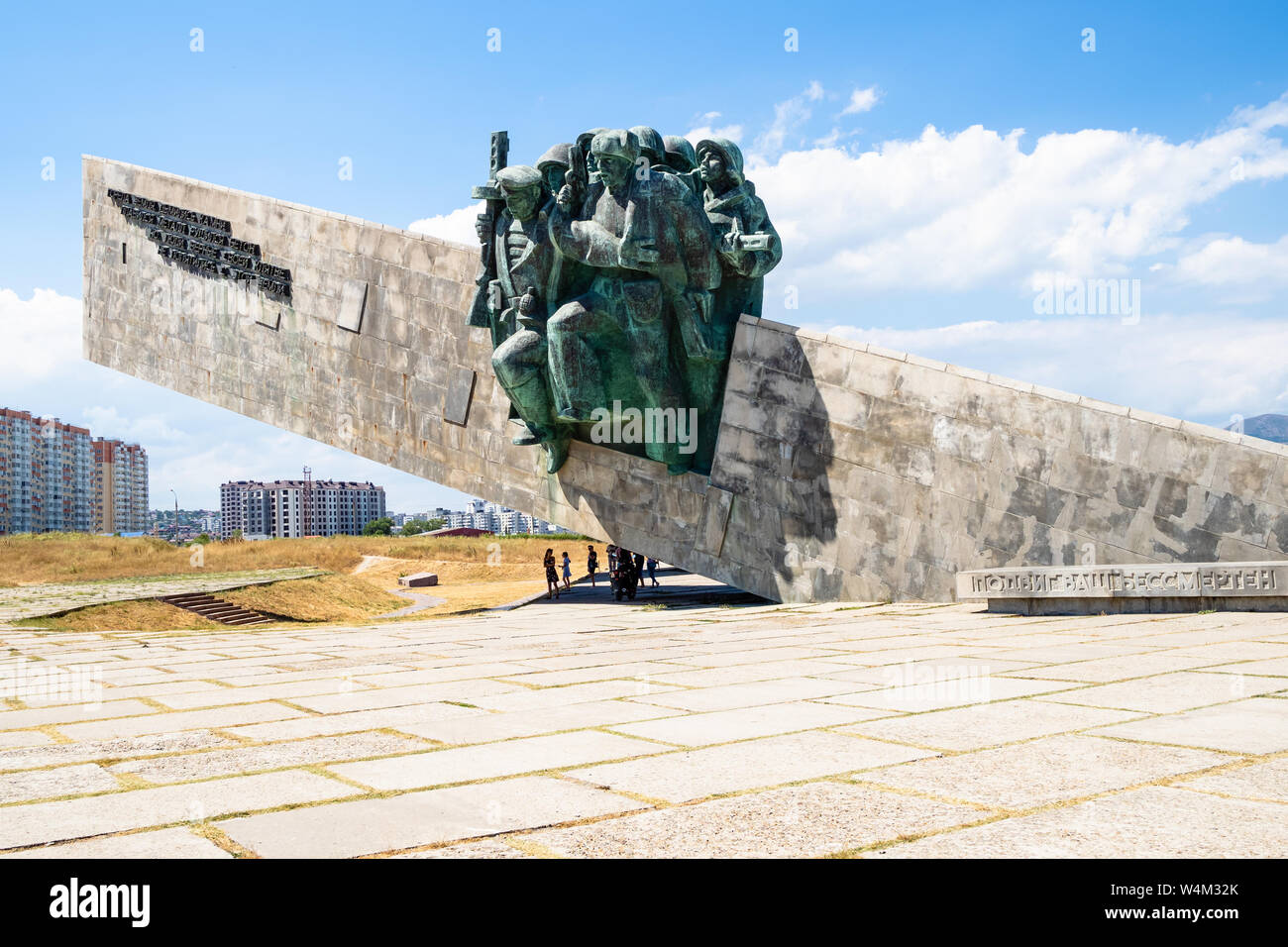 Novorossisk, Rusia - Julio 7, 2019: los turistas bajo el Monumento Conmemorativo de la Segunda Guerra Mundial Malaya Zemlya en Tsemes Sudzhukskaya Kosa playa de bahía del Mar Negro Foto de stock