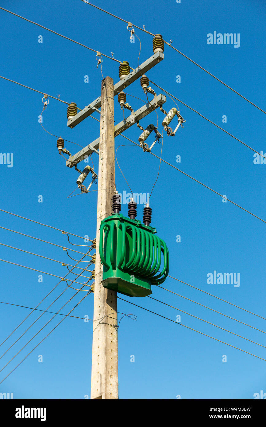 Transformador de energía verde en el hito de cemento bajo un cielo azul,  Airue, Grão Pará, Santa Catarina Fotografía de stock - Alamy