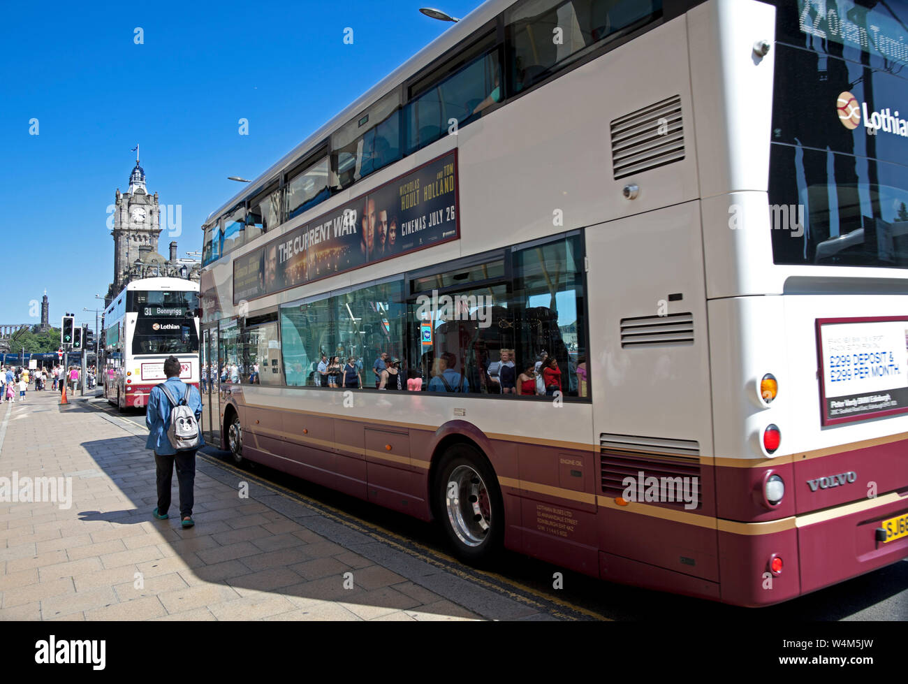 Los autobuses Lothian de Edimburgo, la calle Princes Street, Scotland, Reino Unido Foto de stock