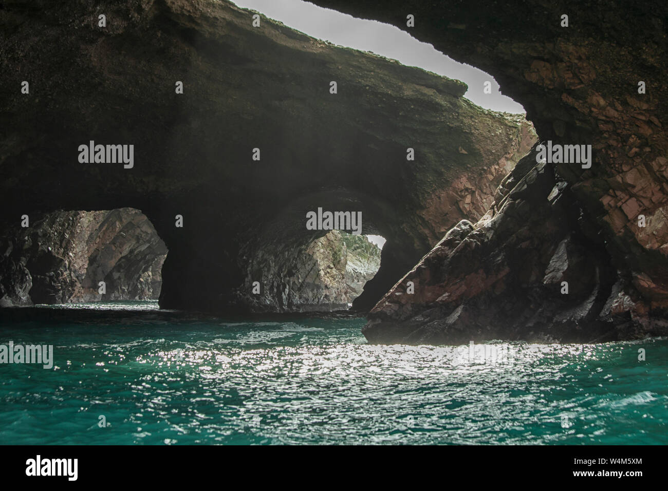 En el interior de una cueva marina, Islas Ballestas, provincia de Pisco,  región Ica, Perú, América del Sur Fotografía de stock - Alamy