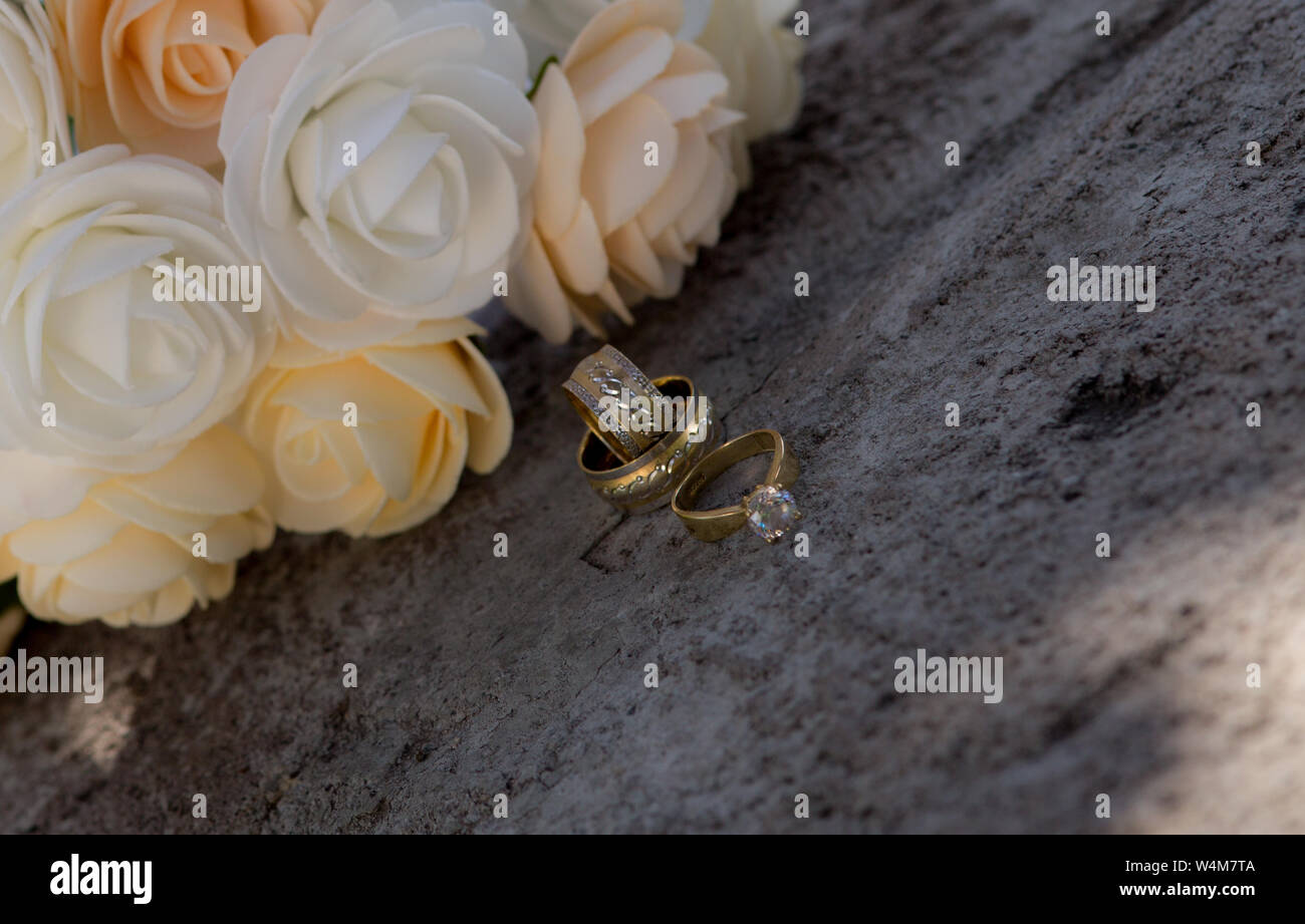 Ramo de novia y anillos. Anillos de boda en un hermoso ramo de flores  naturales Fotografía de stock - Alamy