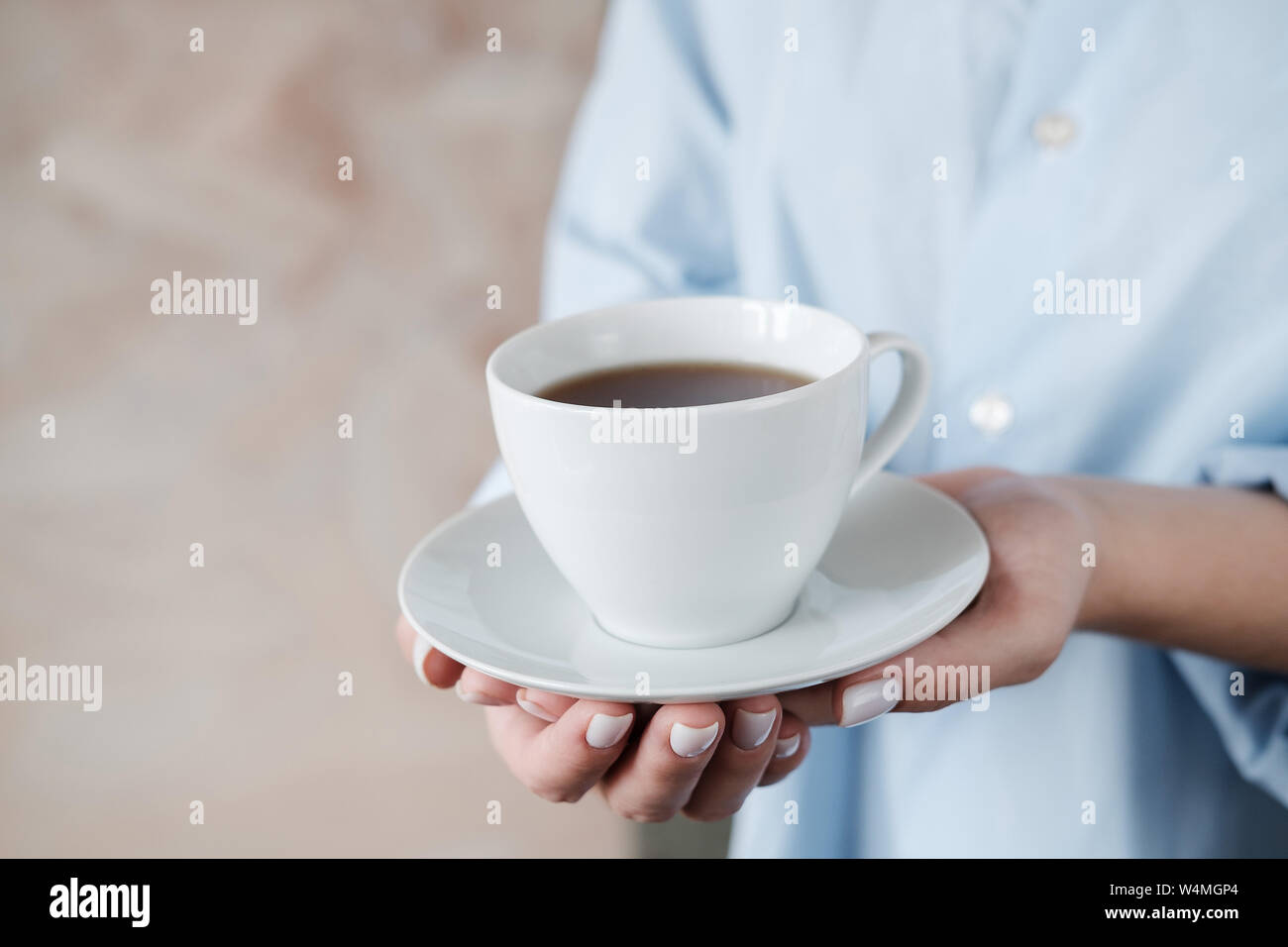 Mujer Manos Sosteniendo Y Mezclando Una Taza De Café Composición