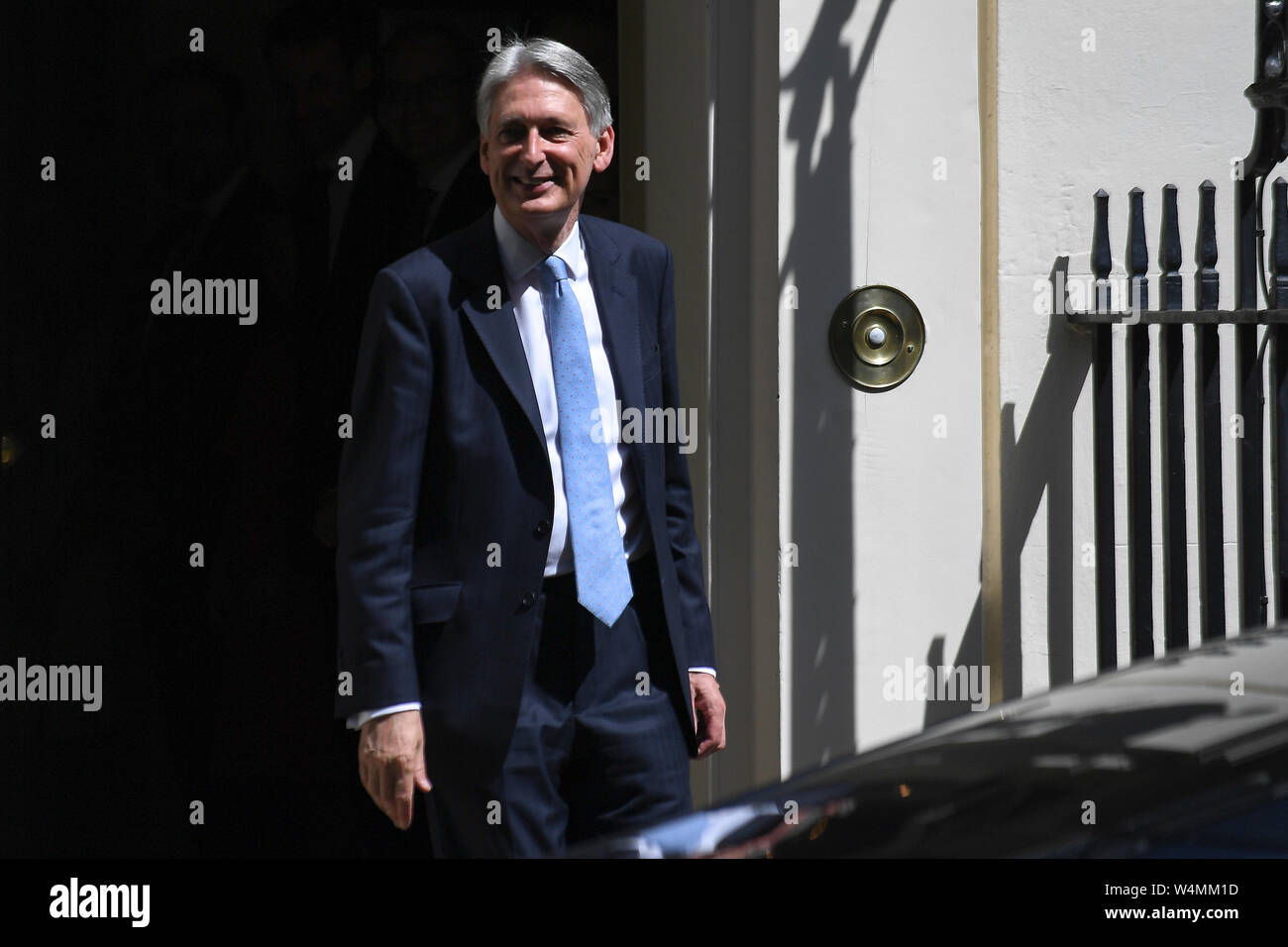 (190724) - LONDRES, 24 de julio de 2019 (Xinhua) -- El ministro de Hacienda británico Philip Hammond deja 11 de Downing Street en Londres, Gran Bretaña el 24 de julio de 2019. (Foto por Alberto Pezzali/Xinhua) Foto de stock