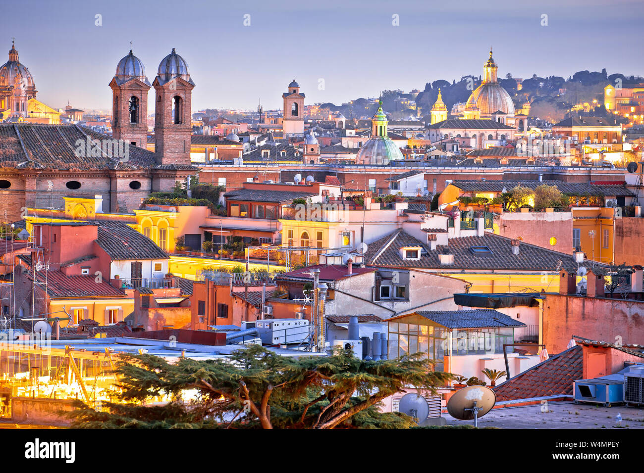 Colorido de los tejados de la ciudad Eterna de Roma al atardecer Vista, capital de Italia Foto de stock