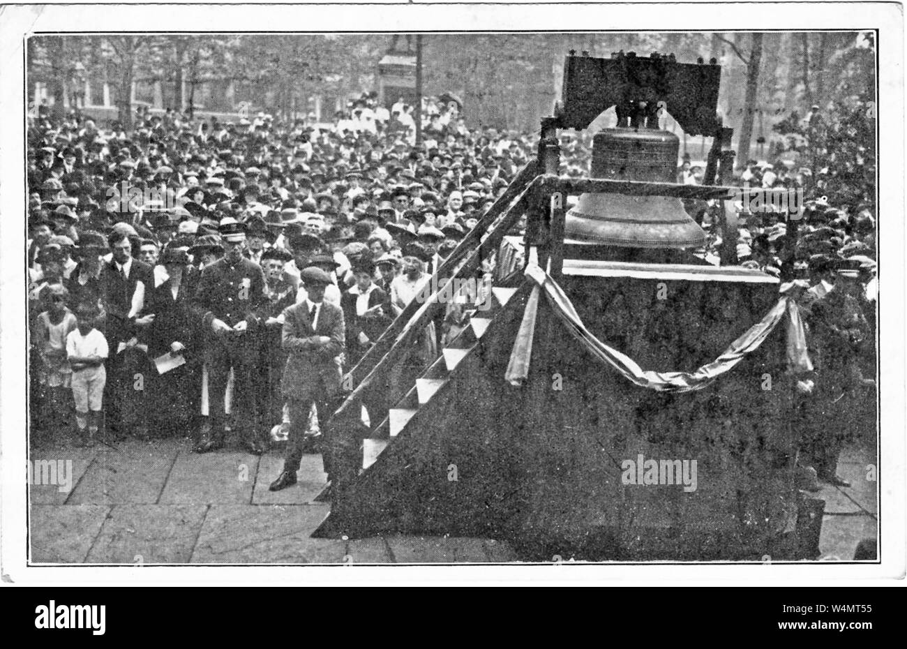 Una gran multitud se encuentra fuera de la justicia cerca de la campana, una réplica de la Liberty Bell emitidos por Pennsylvanian sufragistas y utilizadas para la campaña entre 1915 y 1920, durante la celebración de un sufragio nacional de enmienda, la Plaza de la independencia, en Filadelfia, Pensilvania, 20 de noviembre de 1920. () Foto de stock