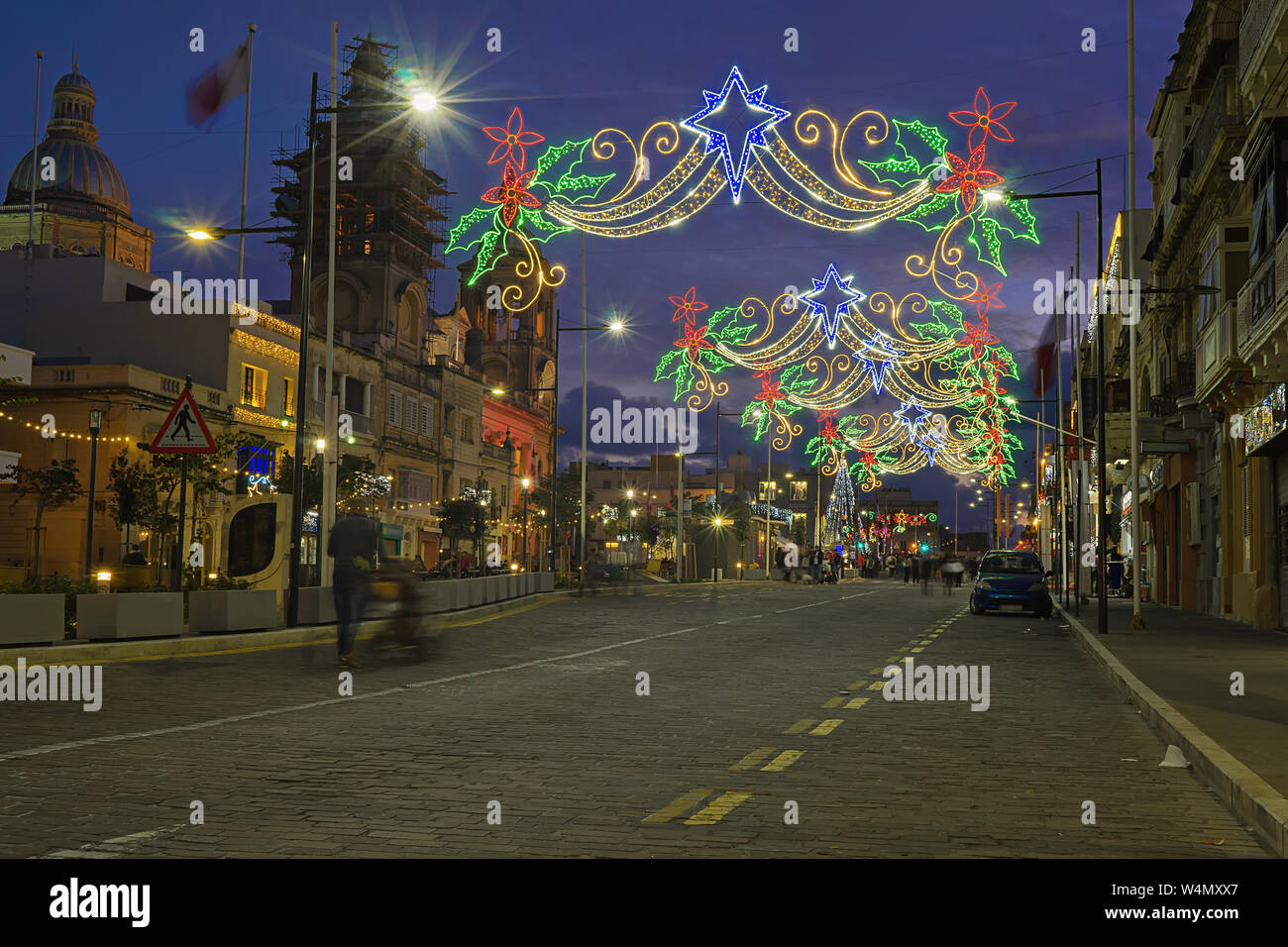 Iluminación y adornos navideños en las calles de Paola, Malta. Calle  urbana, con las iluminaciones de Navidad, las luces de Navidad Fotografía  de stock - Alamy