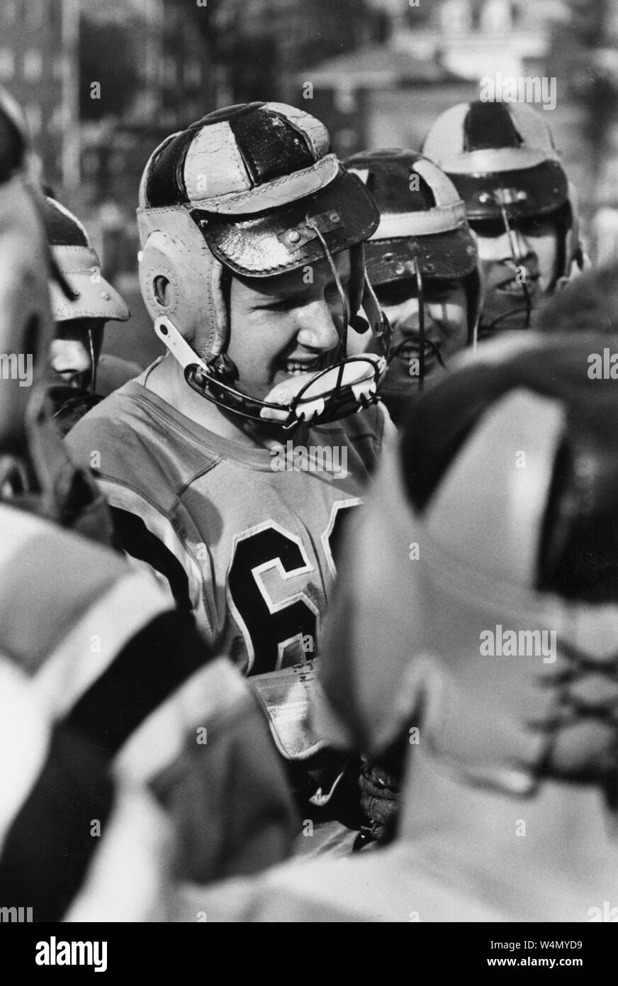 Equipo de lacrosse Johns Hopkins huddling hasta hablar e idear un plan de juego, 1977. Desde la colección de fotografías históricas. () Foto de stock