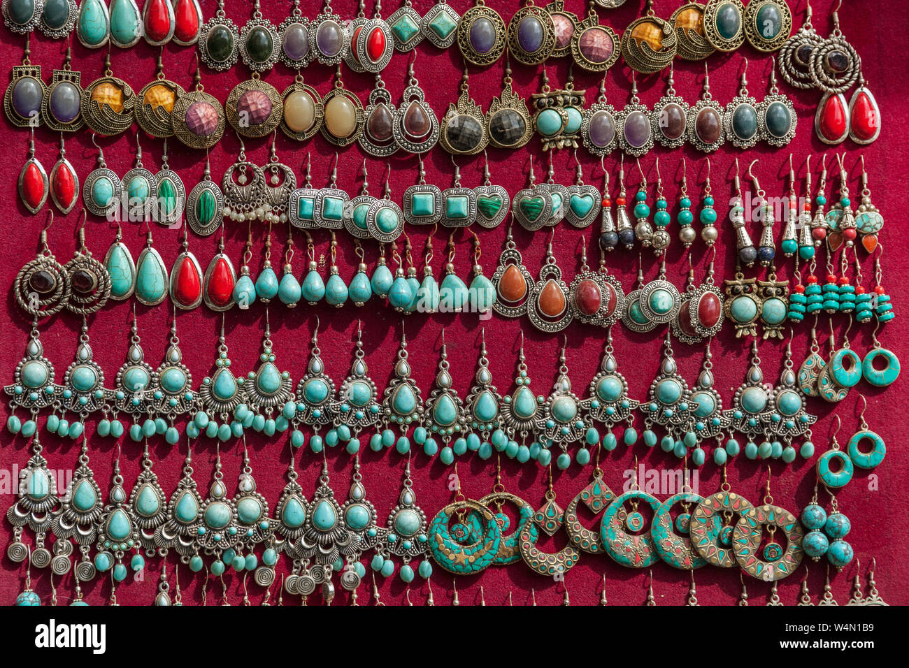 Venta de joyería tradicional Nepal en Katmandú Fotografía de stock - Alamy