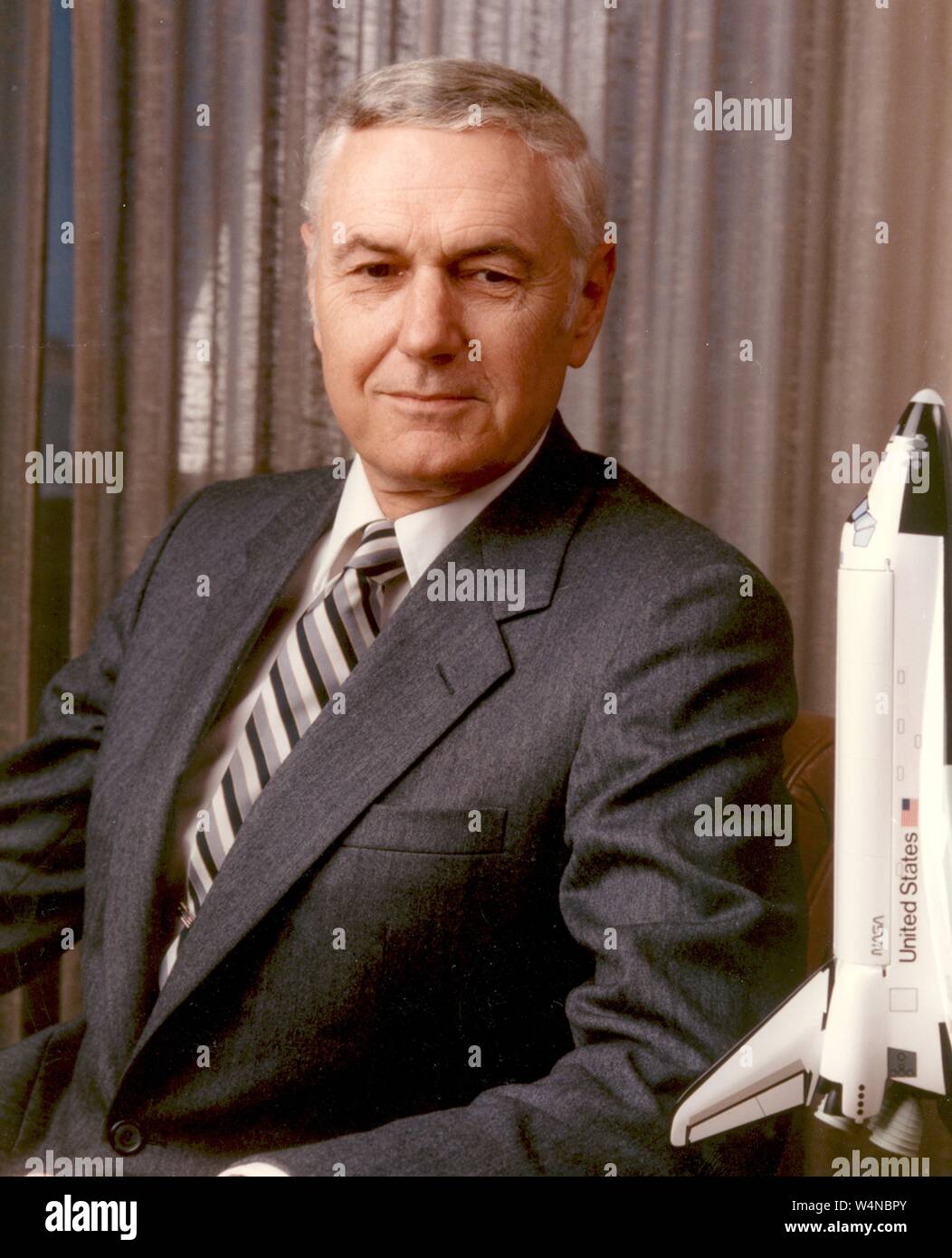 Retrato de James Montgomery Beggs, el 6º Administrador de NASA de Pittsburgh, Pennsylvania, 2002. Imagen cortesía de la Administración Nacional de Aeronáutica y del Espacio (NASA). () Foto de stock