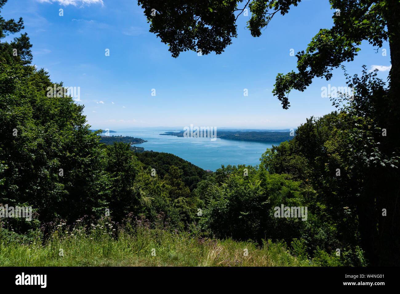Las turquesas aguas del Lago Constanza, visto desde arriba, arbustos verdes y árboles enmarcar la imagen Foto de stock